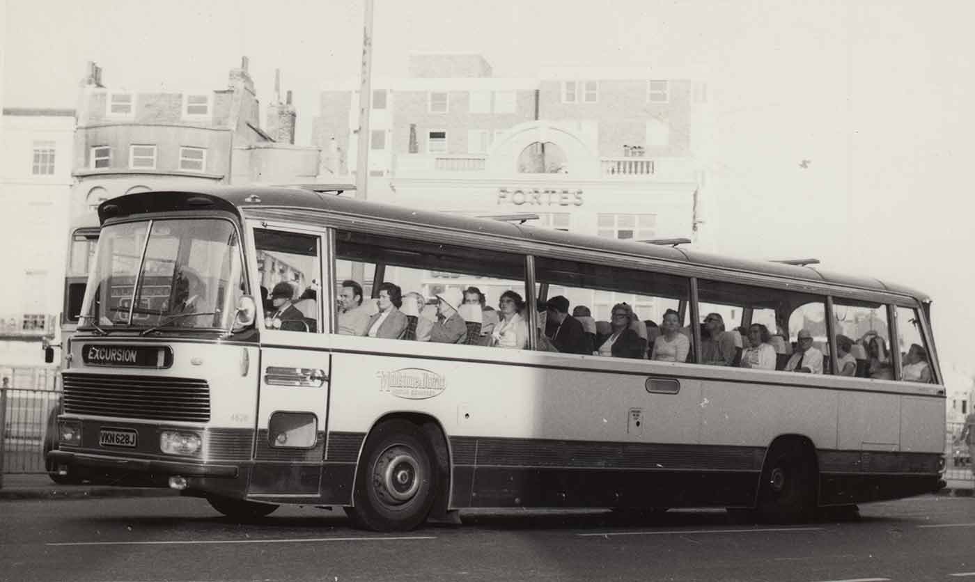 paula-roush-bus-spotting-photobook-msdm-publications-orphan1