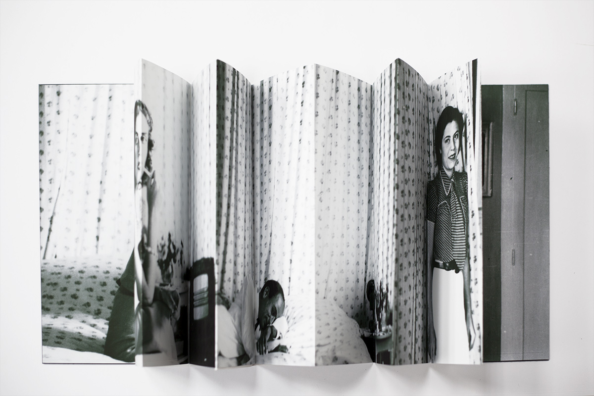 scene #1 : RS (self-portrait by the flower curtains), 12 accordion folded pages 29.7 x 130 cm